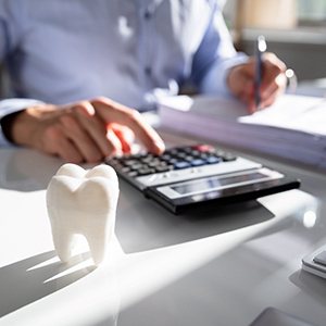 A cosmetic dentist in Mineola calculating treatment cost 